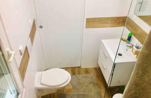 Plouedern Apartment | Refuge des voyageurs - chambre suite et cuisine en rdc