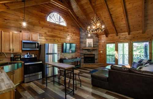 Townsend House | Refuge - Riverfront, Fire Pit, Fireplace & Grill!