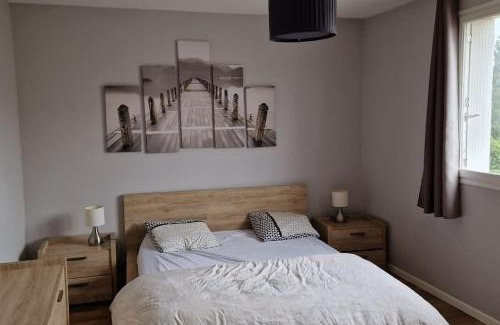 Saint-Lo Apartment | Refuge Urbain Chic avec Balcon