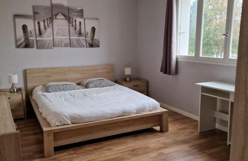 Saint-Lo Apartment | Refuge Urbain Chic avec Balcon