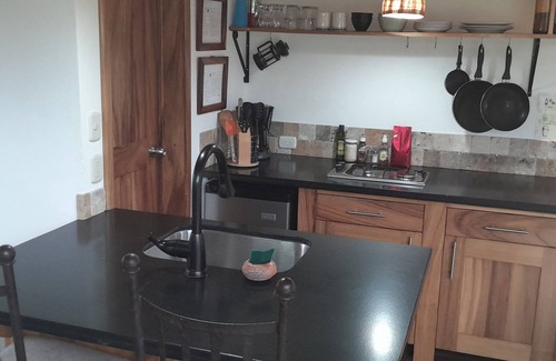 San Pedro La Laguna Cabin | Refugio del Volcan, Green House. King Bed, granite counters, walls of windows