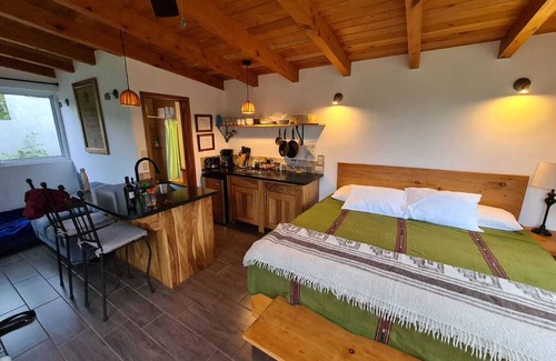 San Pedro La Laguna Cabin | Refugio del Volcan, Green House. King Bed, granite counters, walls of windows