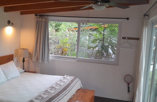 San Pedro La Laguna Cabin | Refugio del Volcan, Green House. King Bed, granite counters, walls of windows