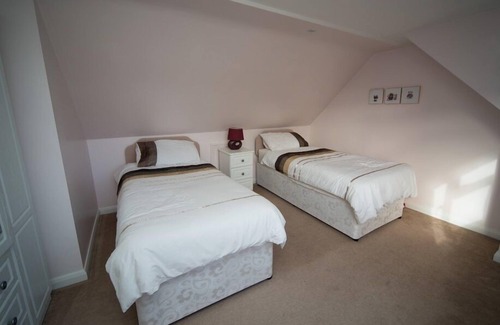 Guildford House | Refurbished 4 bedroom chalet bungalow in Guildford (2min from town centre)