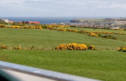 Bushmills Cottage | REFURBISHED DEC 2024 - new carpets & sofas * Located In Heart Of Antrim Coast
