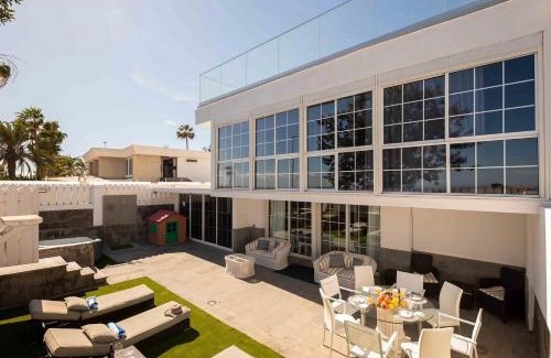 Meloneras House | Refurbished Seafront Apartment