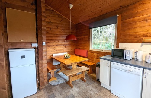 Rashfield Cabin | Refurbished Stylish, Comfy & Cosy traditional log cabin, dogs & families welcome