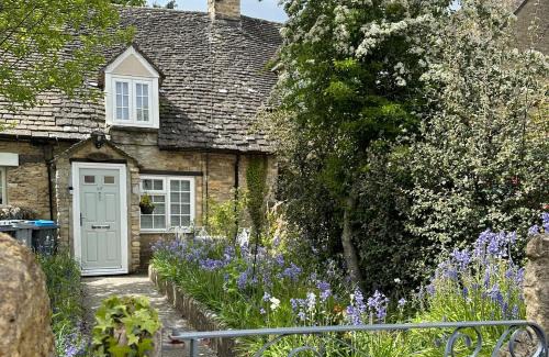 South Leigh House | RefurbishedCottage-Sleeps4-PetFriendly-Garden