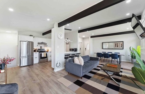 Ottawa Division House | Regal 5BD Retreat W/POOL | 15 MINS 2DT