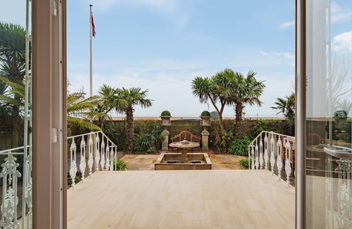Deal House | Regency Beach House - a holiday let that sleeps 12 guests in 6 bedrooms