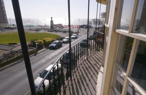 Brighton City Centre Apartment | Regency Retreat - Stylish Apartment with sea views and balcony. Great Location.