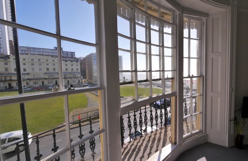 Brighton City Centre Apartment | Regency Retreat - Stylish Apartment with sea views and balcony. Great Location.