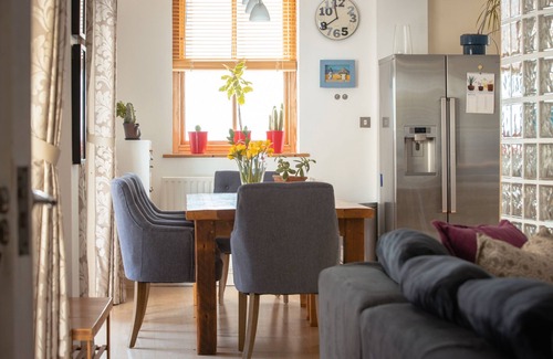 Brighton City Centre House | Regency Stables - 1 min to the beach with 2 private parking spaces
