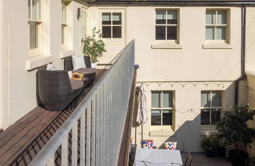 Brighton City Centre House | Regency Stables - 1 min to the beach with 2 private parking spaces