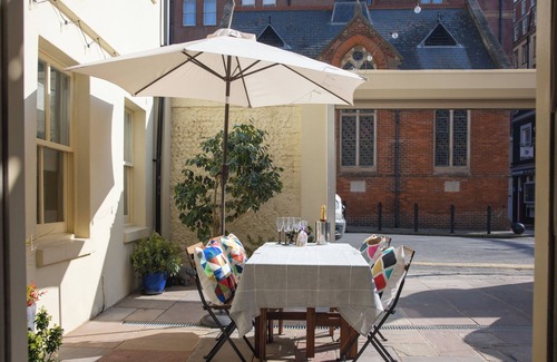 Brighton City Centre House | Regency Stables - 1 min to the beach with 2 private parking spaces