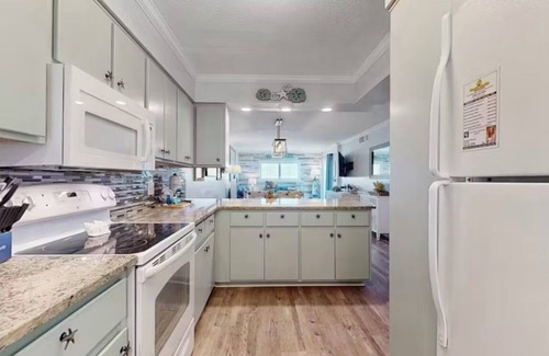 Biltmore Beach Condo | Regency Towers: 3-BD 2B condo- beach, gym, & pool with amazing balcony views!