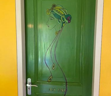 Zuidoost House | Reijgershof Art Deco Room with private bathroom