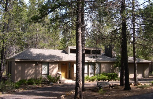 Sunriver House | Reimagine your vacation @ this Charming Pet Friendly Sunriver home that sleeps 8