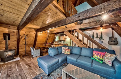 Christmas Valley Cabin | Reindeer A Frame with Hot tub & Sauna, Pet Friendly fall discounts in place
