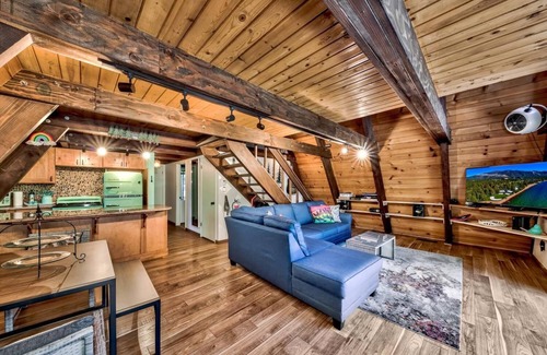 Christmas Valley Cabin | Reindeer A Frame with Hot tub & Sauna, Pet Friendly fall discounts in place