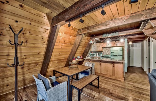 Christmas Valley Cabin | Reindeer A Frame with Hot tub & Sauna, Pet Friendly fall discounts in place