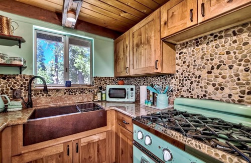 Christmas Valley Cabin | Reindeer A Frame with Hot tub & Sauna, Pet Friendly fall discounts in place