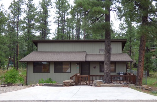 Munds Park Cabin | Reindeer Retreat- Great Home Base to Explore Flagstaff, Sedona, Grand Canyon