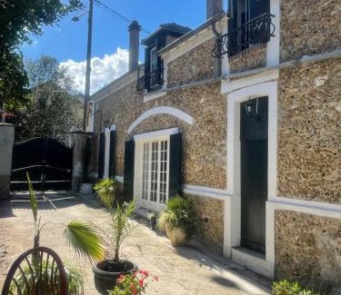 Saint-Cyr-sur-Morin Ski Chalet | Relais Napoléonien Gîte historique au vert, 1h de Paris