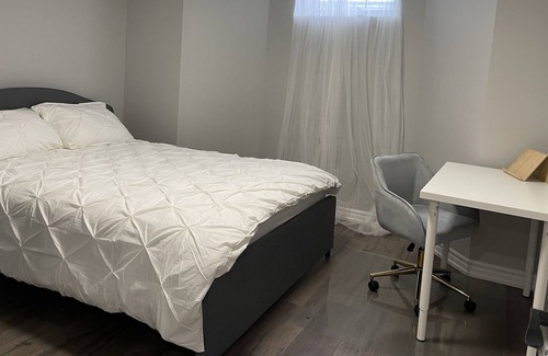 Markham Apartment | Relax 2 bedrooms with full bathroom and Parking 5 mins to Hwy 404