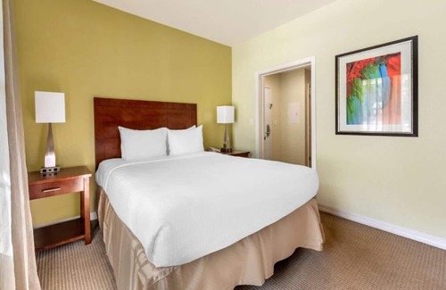 West Kissimmee Hotel | Relax and Celebrate in Style! Outdoor Pool, Full Kitchen, Free Shuttle!