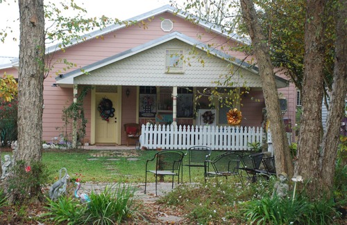 Bay St Louis Apartment | Relax and Enjoy a Retro Studio on Main Street in Old Town Bay Saint Louis