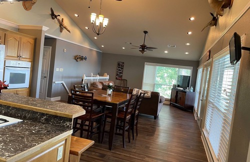 Lake Hamilton House | Relax and enjoy SPACIOUS lake-living on beautiful Lake Hamilton!