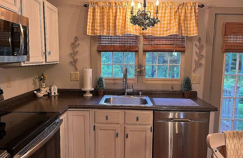 The Galena Territory Cottage | Relax and enjoy this Country Charm!