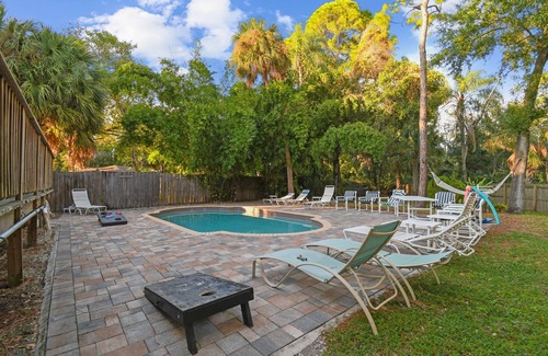 Town 'n' Country House | Relax and Enjoy your Visit to Tampa in the Tropical Pool House!