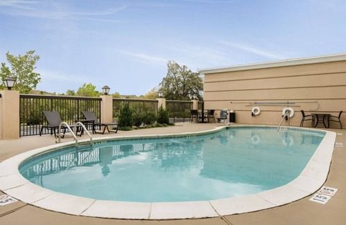 Savannah House | Relax and Recharge! 3 Comfortable Units w/ Free Parking! Onsite Pool