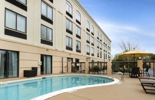Savannah House | Relax and Recharge! 3 Comfortable Units w/ Free Parking! Onsite Pool
