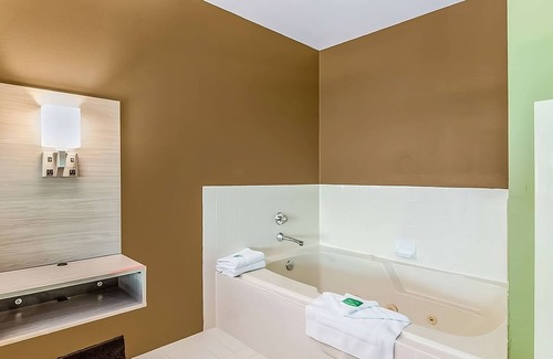 Poulsbo Resort | Relax and Recharge in Poulsbo! Free Parking, Pet-friendly Property
