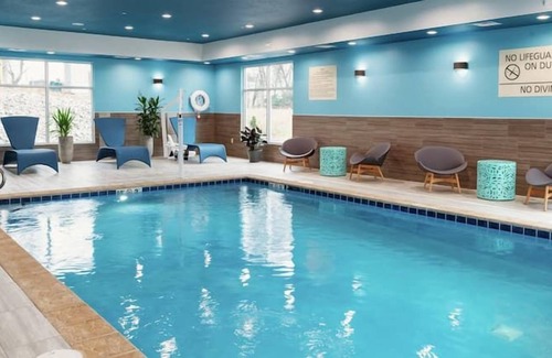 Tigard House | Relax and Recharge! Indoor Swimming Pool, FREE Breakfast and Free Parking