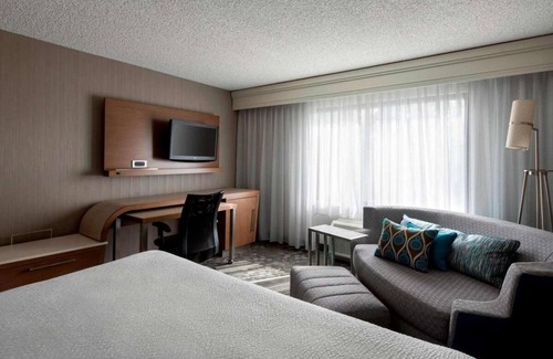 Tempe Hotel | Relax and Recharge! Outdoor Pool, Pet-friendly, Close to Tempe Marketplace!