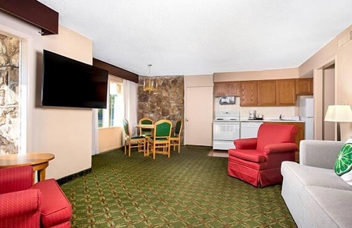 Osage Beach Hotel | Relax and Recharge! Onsite Pool, Free Parking, Close to Lake of the Ozarks