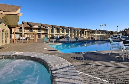 Port Angeles Resort | Relax and Recharge! Outdoor Pool, Pets Allowed Close to Waterfront Park!