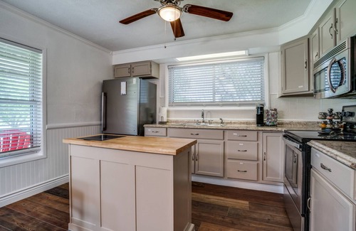 Pottsboro House | Relax and Reconnect at Lake Texoma Lodge - Tranquil Setting Near Marinas and Choctaw Casino!
