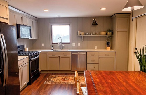 Como House | Relax and Reconnect: Spacious 4-Bedroom Retreat - Minutes from Downtown Geneva