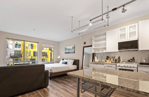 Crossroads Arts District Condo | Relax and Rejuvenate in a Glamorous Retreat with a Stunning Rooftop 334