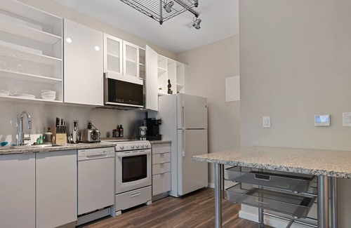 Crossroads Arts District Condo | Relax and Rejuvenate in a Glamorous Retreat with a Stunning Rooftop 334