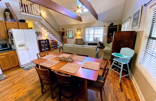 Helen Cabin | Relax and Unwind at the Creekside Cottage! Near wineries & dog friendly.