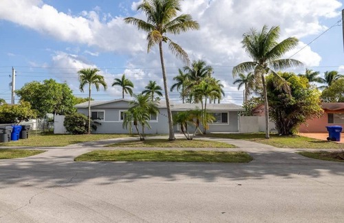 Boulevard Heights House | Relax and Unwind in a 4BR Home with Pool in Hollywood