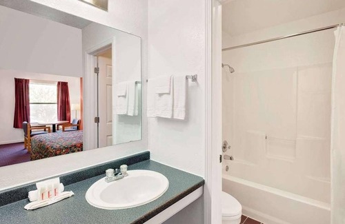 Muskogee Hotel | Relax and Unwind in Knights Inn Muskogee! 2 Comfortable Units, Free Parking