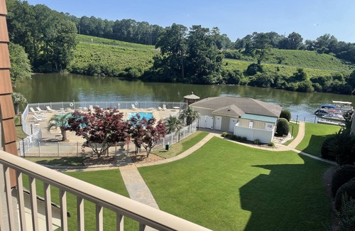 Alexander City Condo | Relax and unwind in this newly updated 3 bedroom condo on Lake Martin