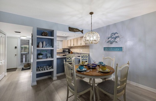 Bradenton Beach Condo | Relax at Bay Bliss-Bay Views & Steps to Beach!